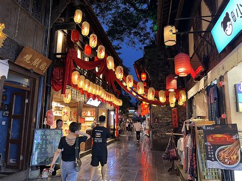 Jinli Ancient Street: A Bustling Alleyway Steeped in Tradition and Flavor!