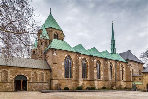 Explore the Enchanting History and Architecture of the Essen Cathedral! A Majestic Landmark Steeped in Tradition