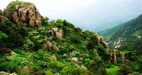 Shimen Mountain Scenic Area: A Majestic Peak Where History Meets Nature's Splendor!