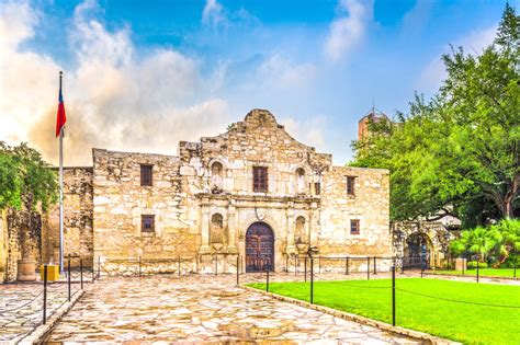 The Alamo: A Glimpse into Texan History and Architectural Marvel!