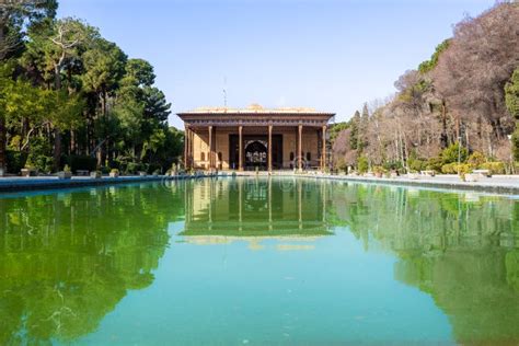 The Chehel Sotoun Palace: A Historical Treasure Trove Reflecting the Grandeur of Isfahan!