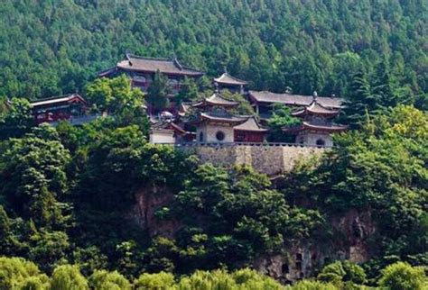 Zhongwei's Xiangshan Temple: Where Ancient Legends Meet Breathtaking Views!